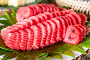 Tabakta dilimlenmiş karpuz