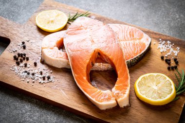 taze çiğ somon fileto biftek