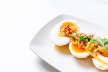 Yumuşak haşlanmış yumurta baharatlı salata 