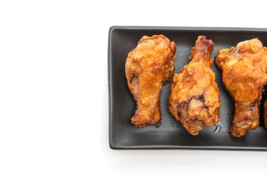 Beyaz arka planda kızarmış tavuk