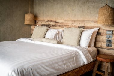 yatakta güzel rahat yastıklar