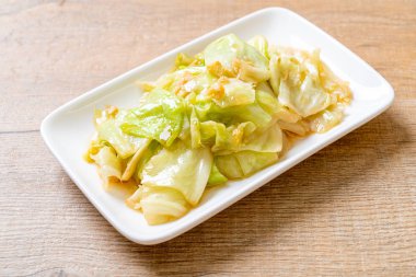 Balık soslu tavada kızartılmış lahana