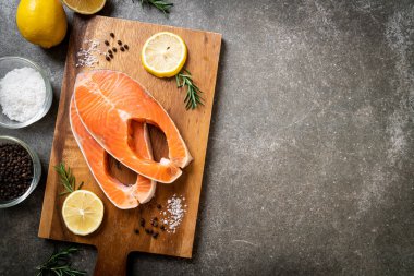 taze çiğ somon fileto biftek