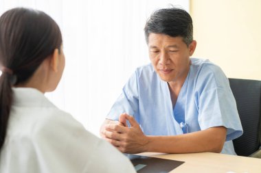 Asya Kıdemli Hasta Ofiste Doktor ile Konsültasyon having 