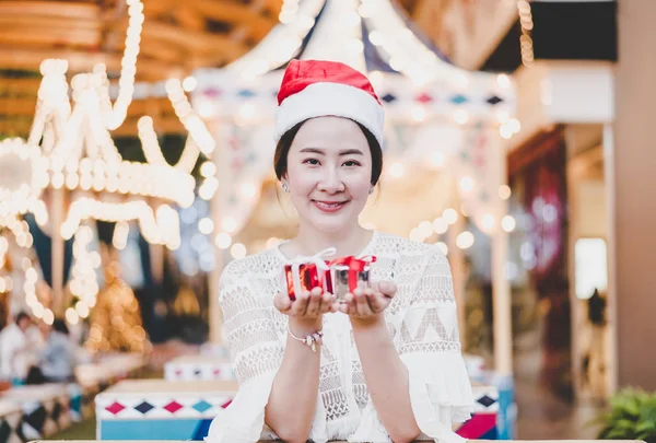 Retrato de sorrindo bela jovem mulher asiática com presente no — Fotografia de Stock