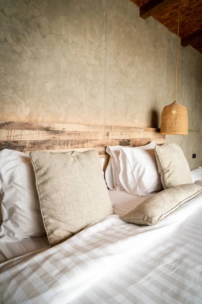 Hermosas almohadas cómodas en la cama —  Fotos de Stock