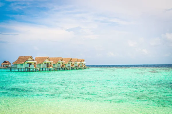 Hermoso complejo tropical de Maldivas hotel e isla con playa a — Foto de Stock