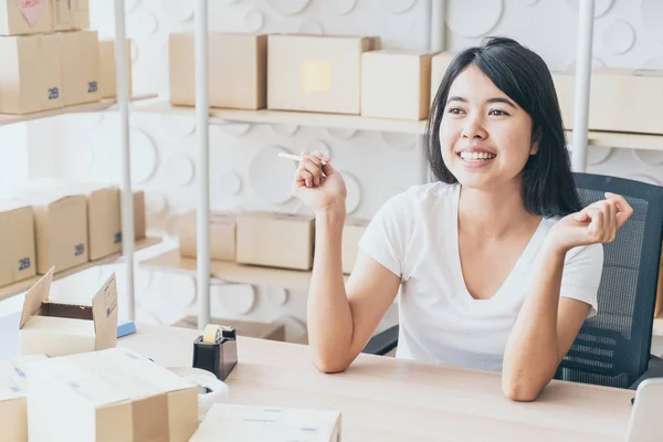 Young Women happy after new order from customer, business owner — Stock Photo, Image