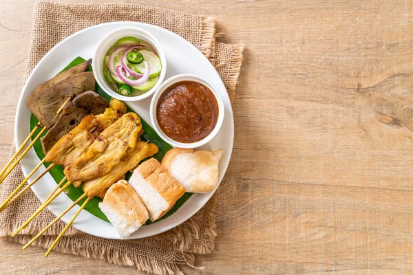 Carne di maiale Satay con la salsa di arachidi e sottaceti che sono cetrioli — Foto Stock