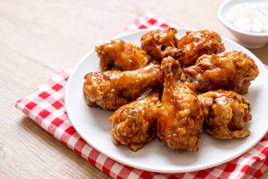 Soslu kızarmış tavuk.