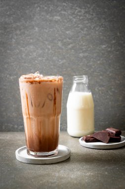 Buzlu çikolata milkshake içecek