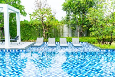 Yatak havuzu ile açık yüzme havuzunda otel ve tatil