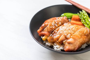 Teriyaki tavuk pilav kasesi