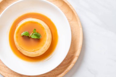 Ev yapımı karamel kremalı puding