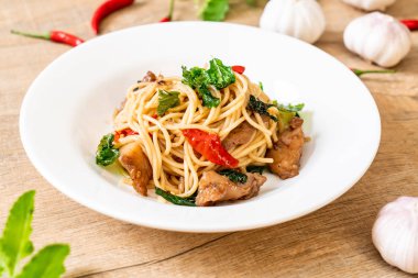 tavuk ve fesleğen ile karıştırın-kızarmış spagetti