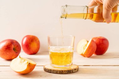 Kırmızı elma meyvesi ile elma suyu