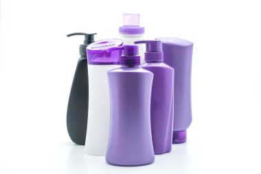 Beyaz arka plan üzerinde şampuan veya saç kremi şişe