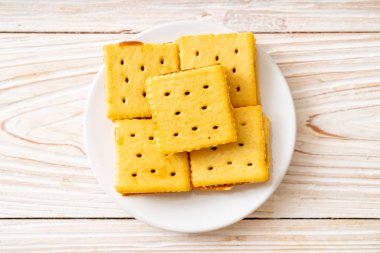 ananas reçeli ile peynirli bisküvi