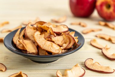 Ev yapımı kurutulmuş organik elma dilimli