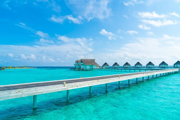 Tropical Maldivas resort hotel e isla con playa y mar para —  Fotos de Stock