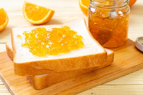 Portakal reçelli ekmek dilimleri 