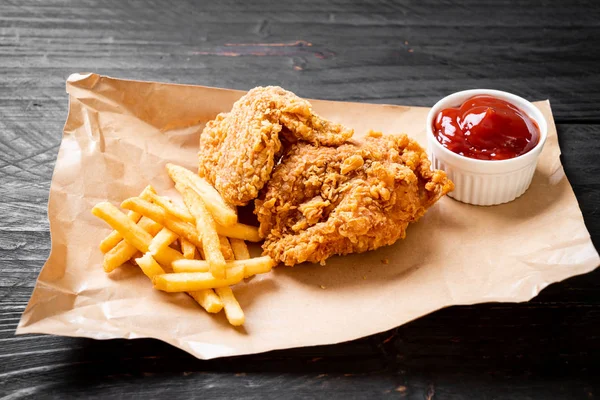 patates kızartması ve nuggets yemek kızarmış tavuk