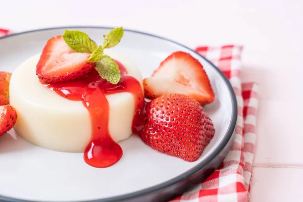Pudding au yaourt aux fraises fraîches — Photo