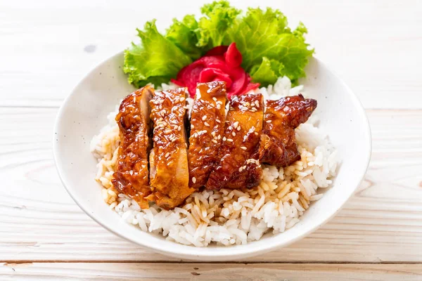 tepesinde pirinç teriyaki soslu ızgara tavuk