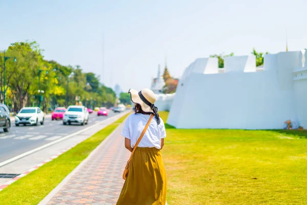 Gelukkig Aziatische vrouw reizen in Thailand — Stockfoto