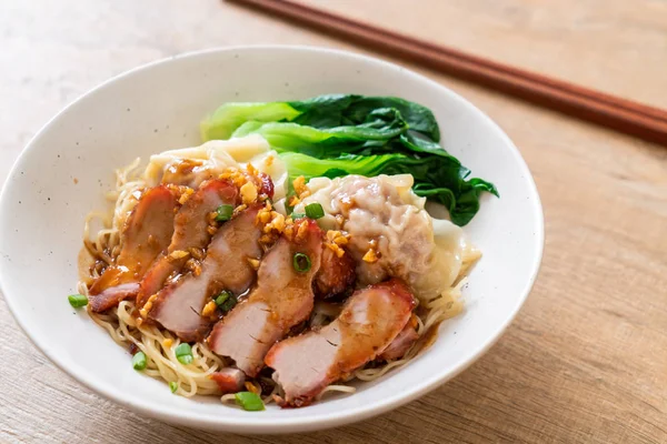 Fideos de huevo con cerdo asado rojo y wonton — Foto de Stock