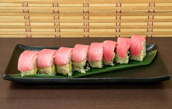 Tonfisk sushi roll-japansk mat — Stockfoto
