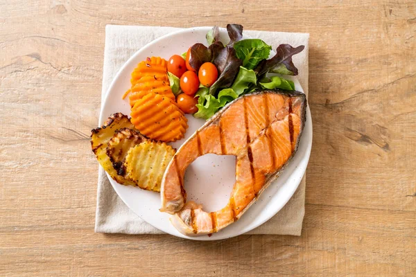 sebze ve patates kızartması ile ızgara somon biftek fileto