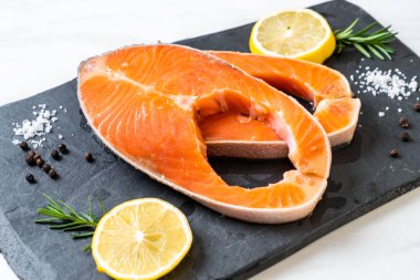 taze çiğ somon fileto biftek