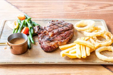 sebze ve patates kızartması ile Orta nadir Sığır biftek