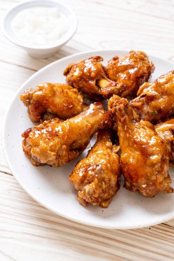 Soslu kızarmış tavuk.