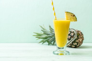 taze ananas güler yüzlü cam ahşap masa üzerinde