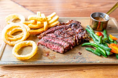 sebze ve patates kızartması ile Orta nadir Sığır biftek