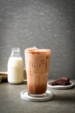 Buzlu çikolata milkshake içecek
