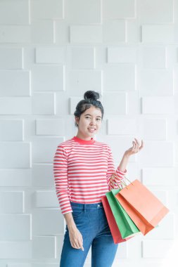 Asyalı kadın holding alışveriş torbaları