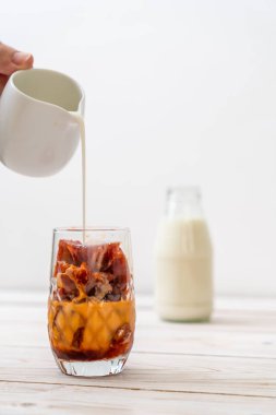 Tay çay buzlu süt ile