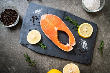 taze çiğ somon fileto biftek