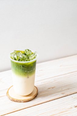 buzlu Matcha latte yeşil çay
