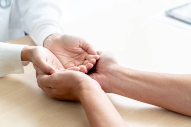 Huzurevinde tutan boş ellerin kapatılması