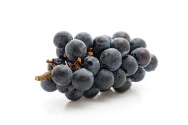 beyaz arka planda taze siyah üzüm