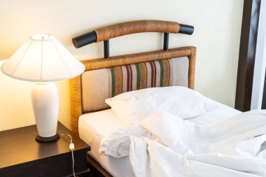 Yatakta yastık rumple 