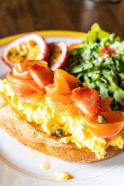 Kızarmış kek yumurta ile somon füme