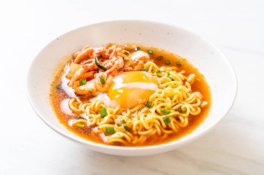 Kimchi ve yumurta ile Kore anlık erişte