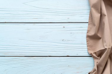 mutfak bezi (peçete) mavi ahşap zemin üzerine