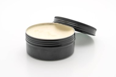 Beyaz arka plana dayalı yağda saç şekillendirme için pomade