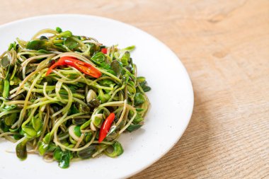 Istiridye sosu ile Kızarmış ayçiçeği Sprout